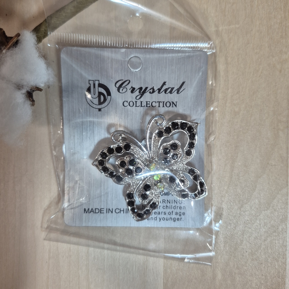 🦋🦋NEW🦋🦋 PRETTY!! Black And Silver Crystal Butterfly Brooch